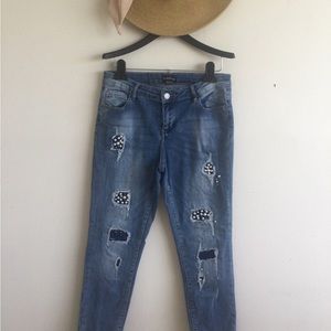 BEBE RIPPED & REPAIRED DISTRESSED PEARLS RHINESTONES STRETCH SKINNY JEANS SIZ 31